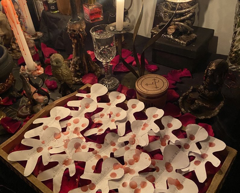 Altar com bonecos de pano e pétalas