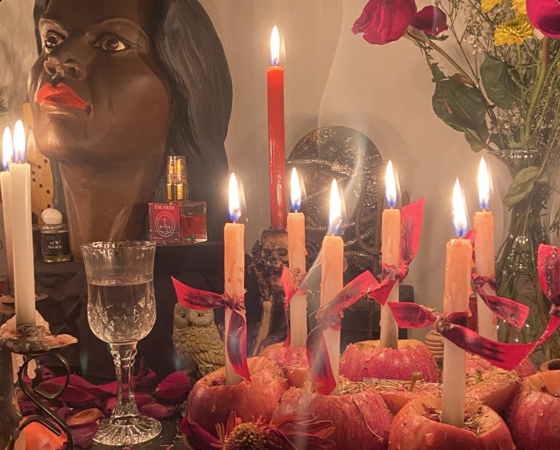 Altar com velas acesas e imagem